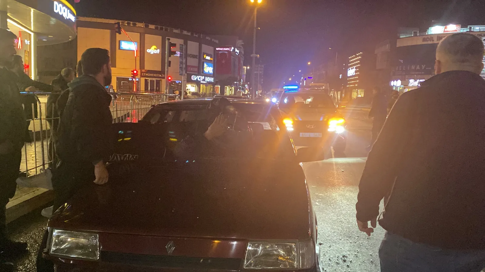 Motosiklet sürücüsü otomobilin ön camından içeri girdi