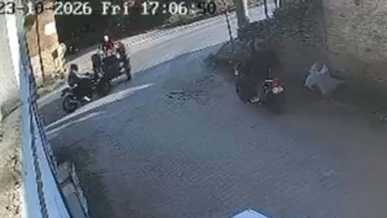 Motosiklet, traktöre ardından durağa çarptı; sürücünün ağır yaralandığı kaza kamerada