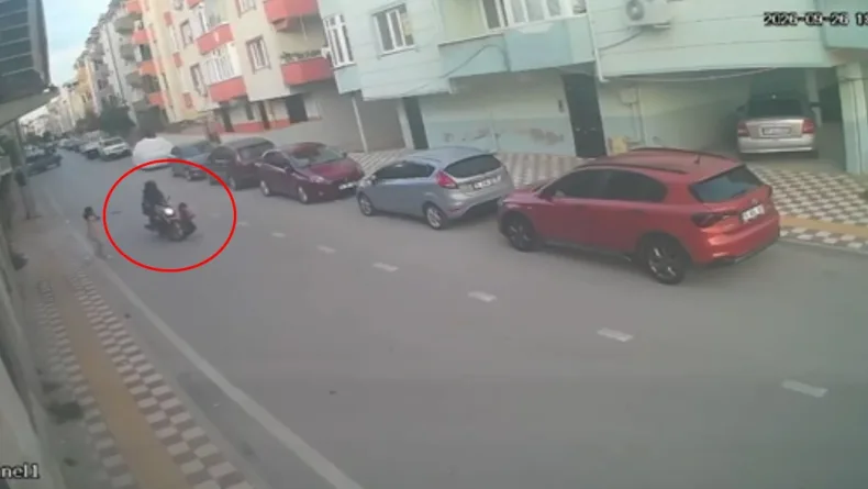 Motosikletin çarptığı çocuk yaralandı: Kaza anı kamerada