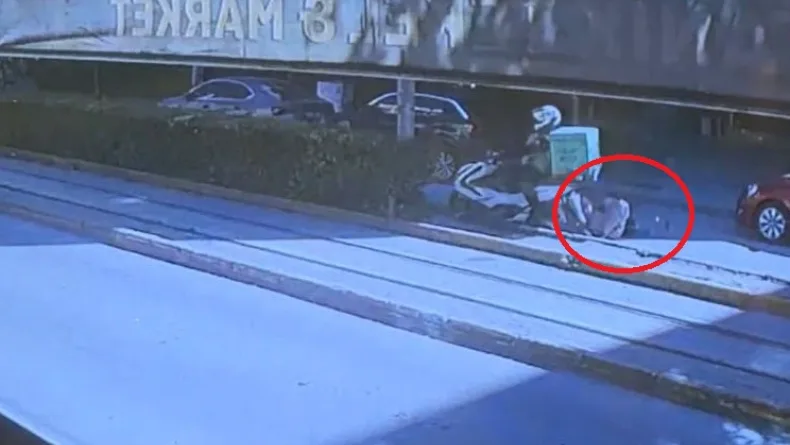 Motosikletin yayaya çarptığı kaza kamerada; 2 yaralı