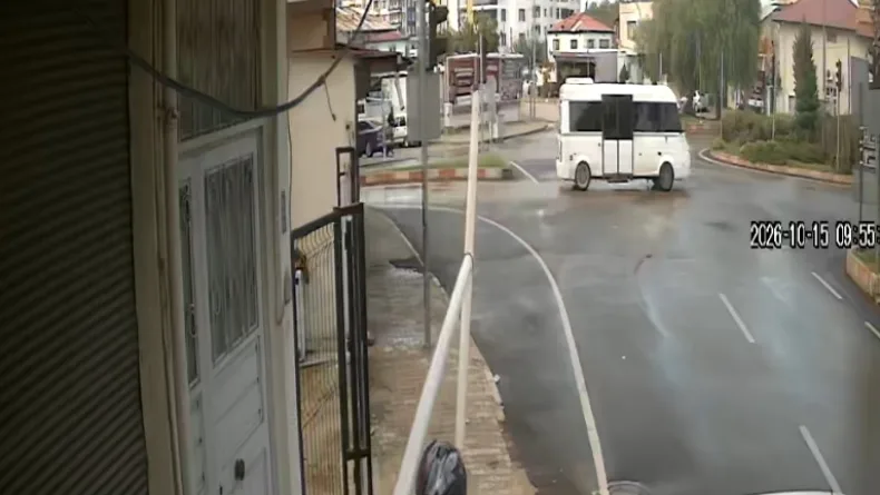 Motosikletiyle çarptığı su borusu başına düştü