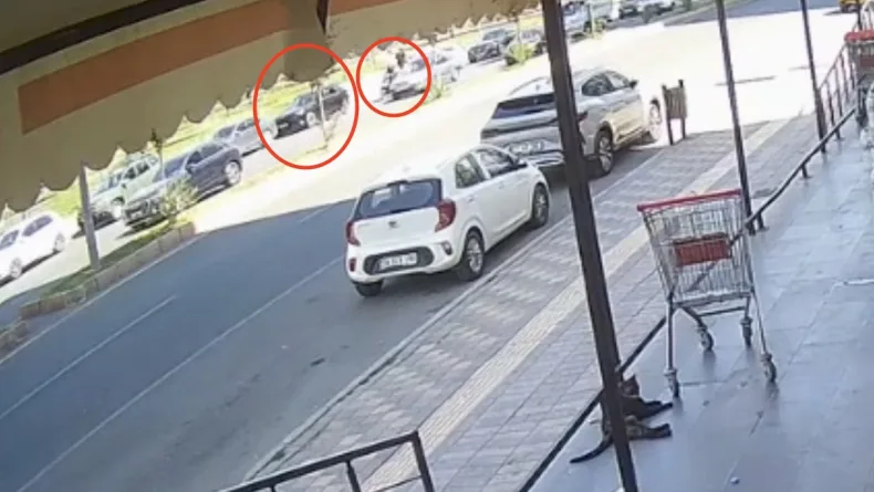 Motosikletiyle park halindeki otomobilin açılan kapısına çarpıp kamyonun altında kalan sürücü öldü