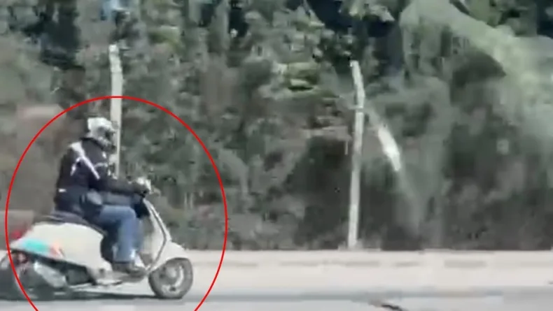 Motosikletiyle ters yönde ilerleyip trafiği tehlikeye attığı anlar kamerada