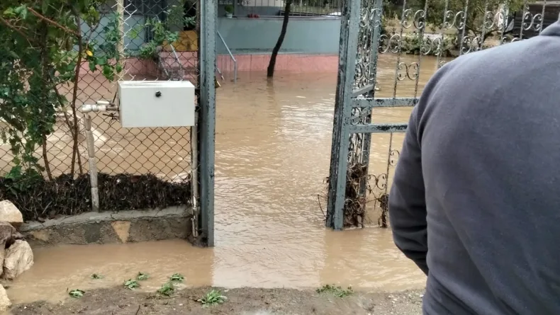 Mudanya'da sağanak su baskınına yol açtı, mahsur kalanlar kurtarıldı