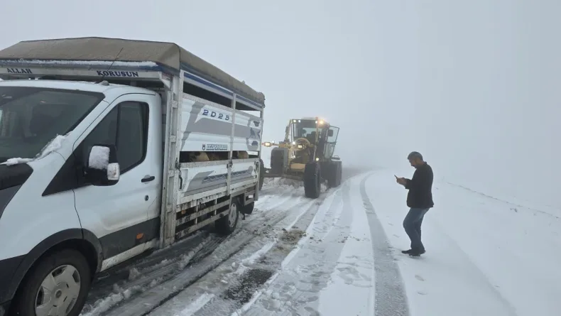 Muş’ta kar yağışı nedeniyle yollarda kalan araçların sürücüleri kurtarıldı