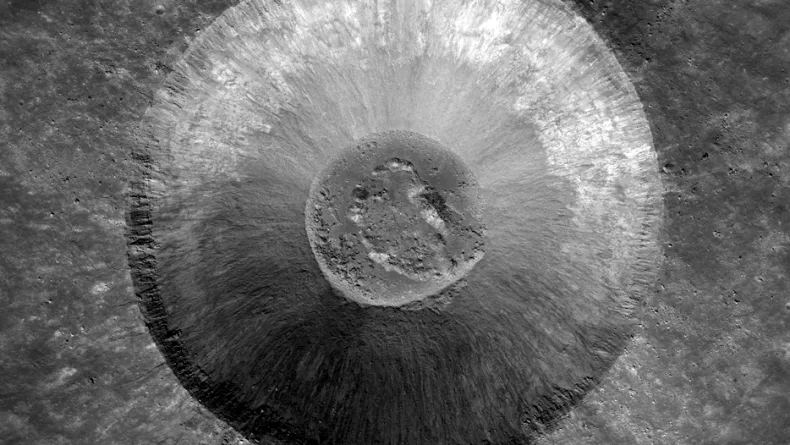 NASA uzay aracı Ay'da devasa yeni bir krater keşfetti