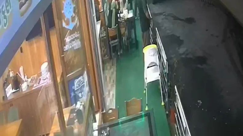 Nefes borusuna yiyecek kaçan müşterisini Heimlich manevrasıyla kurtardı