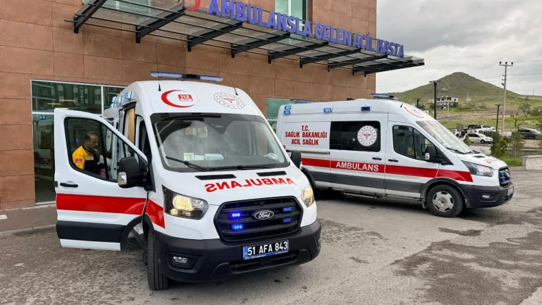 Niğde’de TIR ile hafif ticari araç çarpıştı; 2 ölü, 1 yaralı