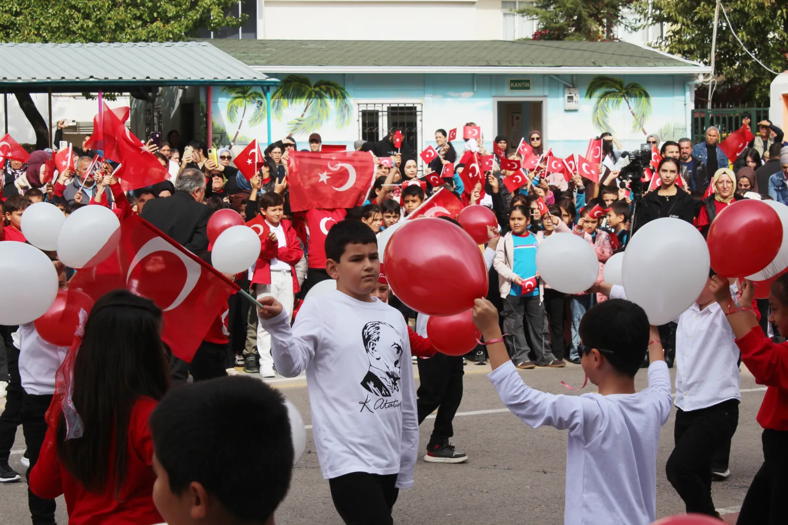 Öğretmen adayları, 29 Ekim Cumhuriyet Bayramı'nı coşkuyla kutladı
