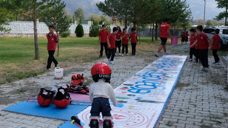 Okul bahçesinde oluşturulan pistle kayakla tanıştılar / Ek Fotoğraflar