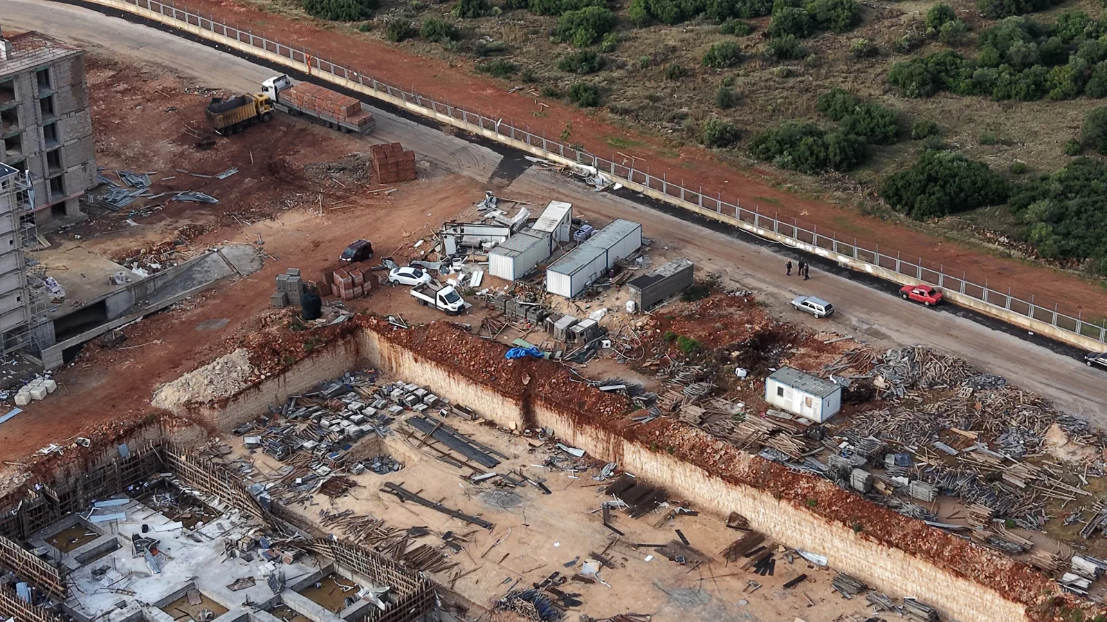 Ölen 4 işçi hortuma, konteynerde derbiyi izlerken yakalanmış / Ek fotoğraflar