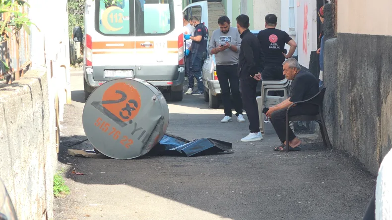 Onarmaya çalıştığı su deposuyla birlikte damdan düşen tamirci öldü