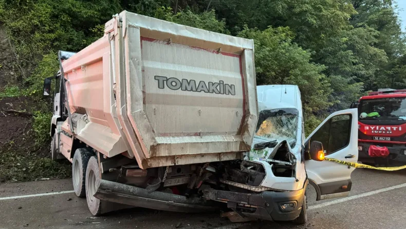 Ordu’da yolcu minibüsü kamyonla çarpıştı: 1 ölü 23 yaralı