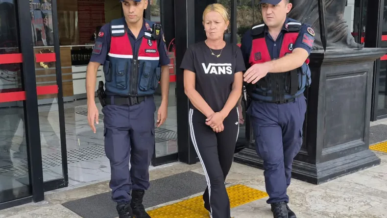 Otelin merdivenlerinden düşen Polonyalı turist öldü, eşi tutuklandı