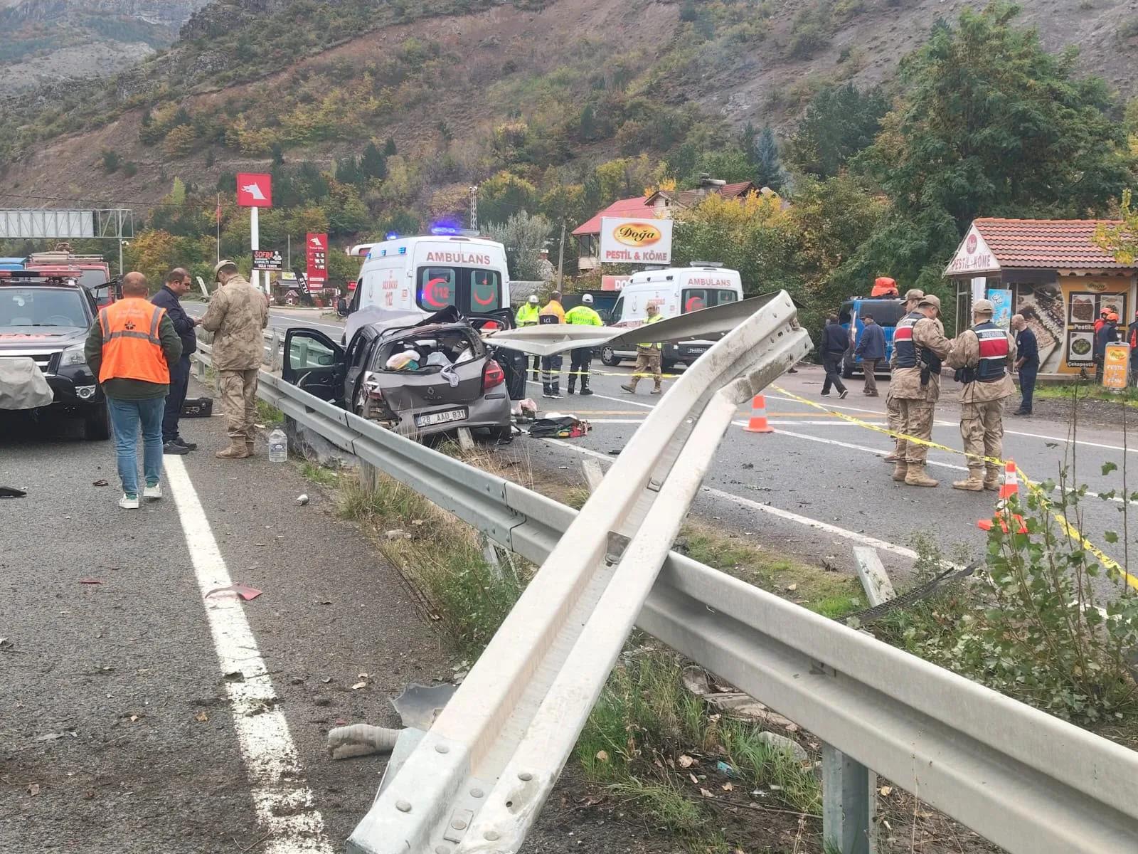 Otomobil bariyere çarptı; 1 ölü, 4 yaralı