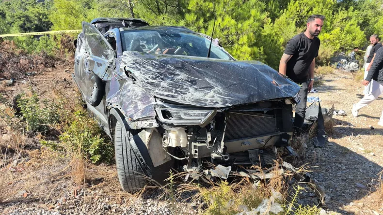 Otomobil bariyere ve elektrik direğine çarptı: 1 ölü, 3 yaralı