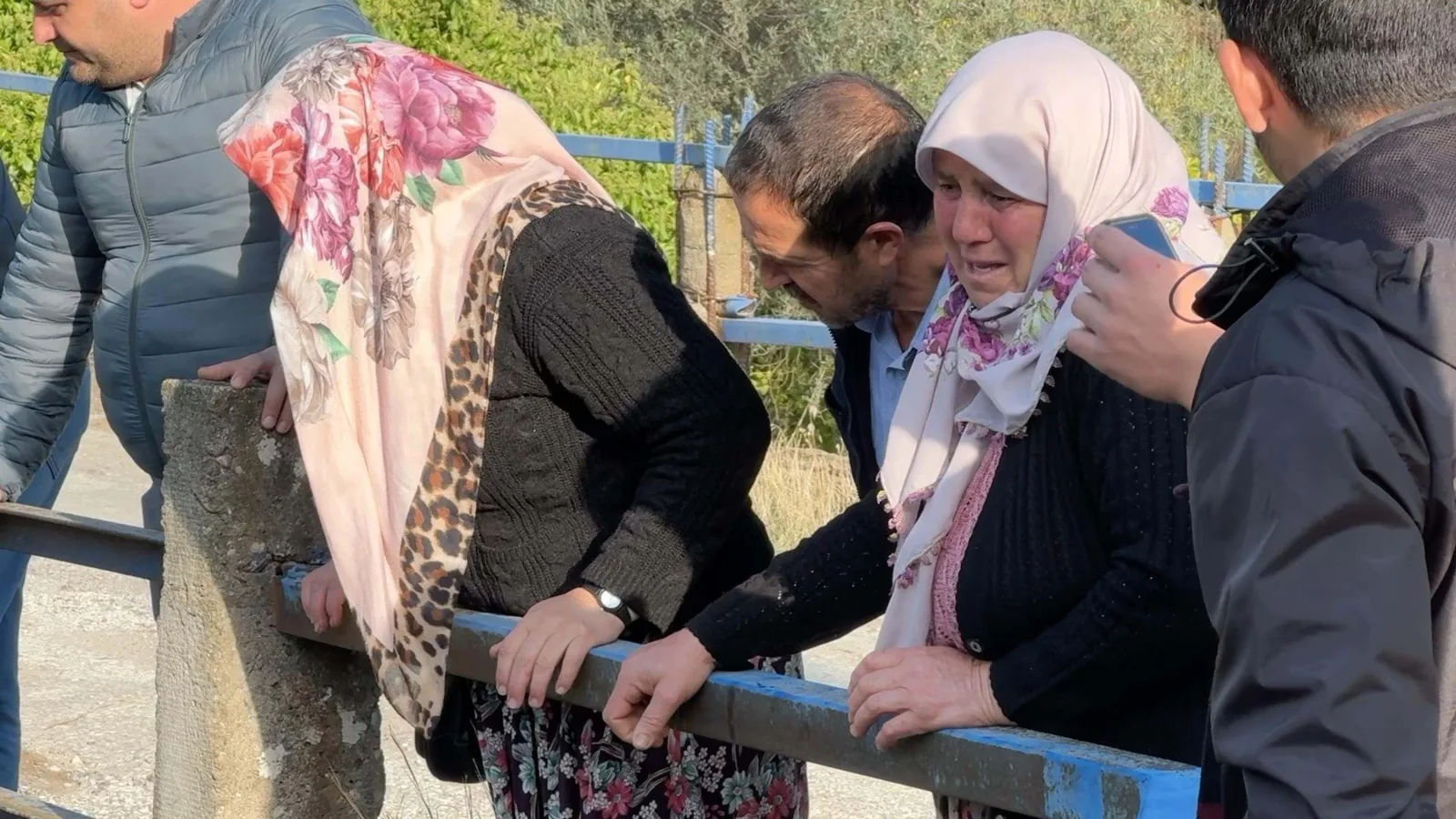 Otomobil, dereye uçtu; 3 yaralı