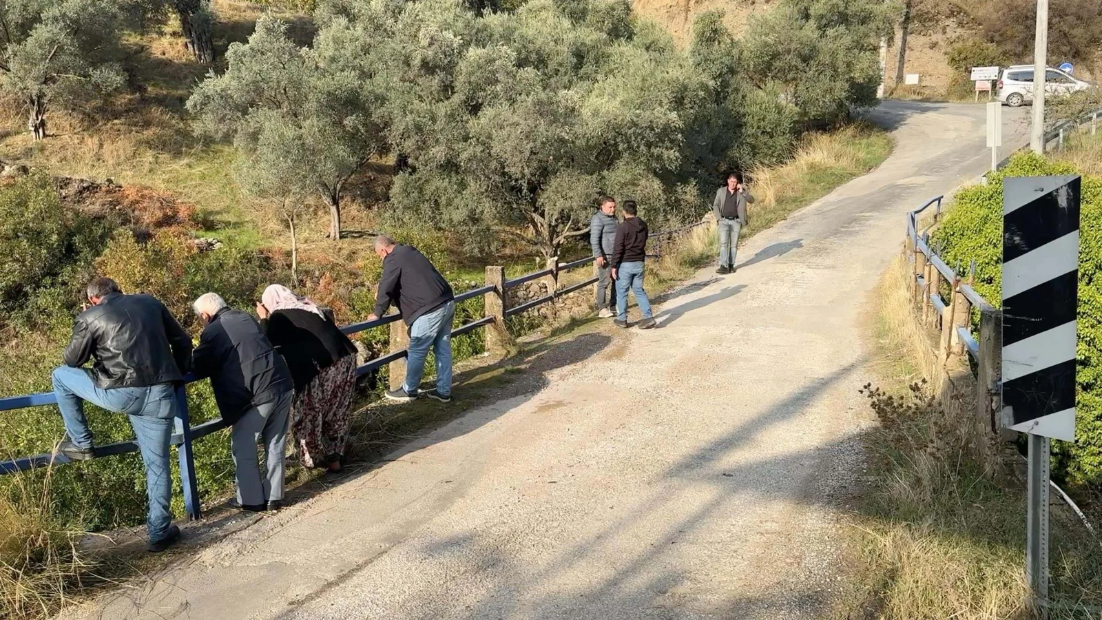 Otomobil, dereye uçtu; 3 yaralı