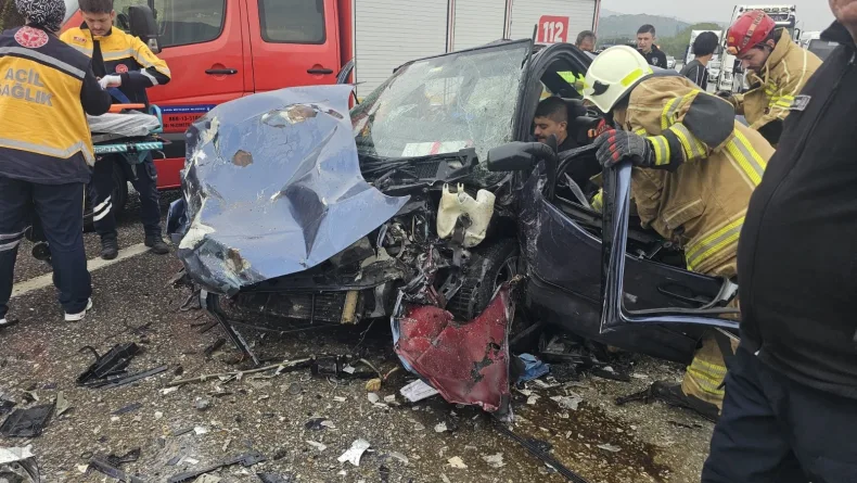 Otomobil, hafriyat kamyonu çarptı; 1’i çocuk 2 yaralı