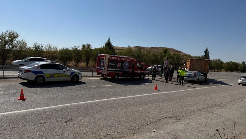 Otomobil, hafriyat kamyonuna arkadan çarptı: 2’si ağır, 3 yaralı