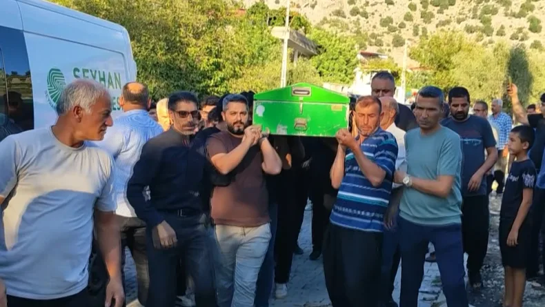 Otomobil ile çarpışan motosikletin sürücüsü öldü; kaza kamerada (2)