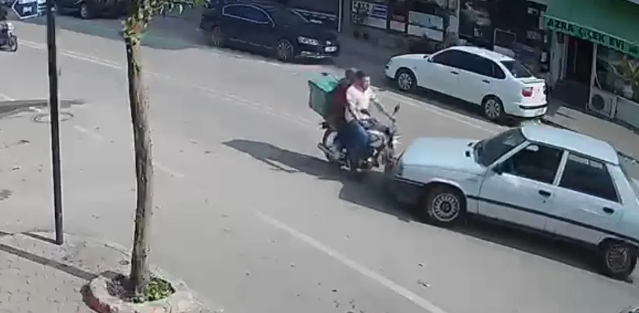 Otomobil ile çarpışan motosikletteki çift yaralandı; kaza kamerada