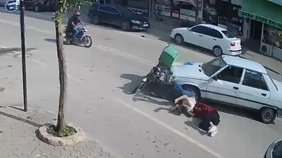 Otomobil ile çarpışan motosikletteki çift yaralandı; kaza kamerada