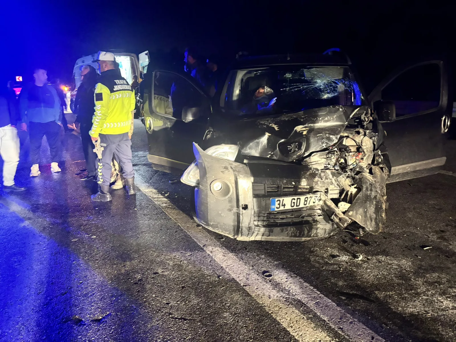 Otomobil ile hafif ticari araç kafa kafaya çarpıştı: 5 yaralı