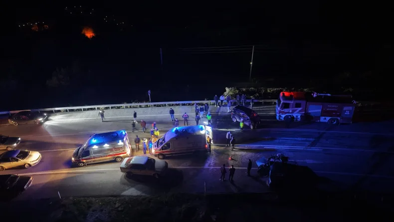 Otomobil ile hafif ticari araç kafa kafaya çarpıştı: 5 yaralı