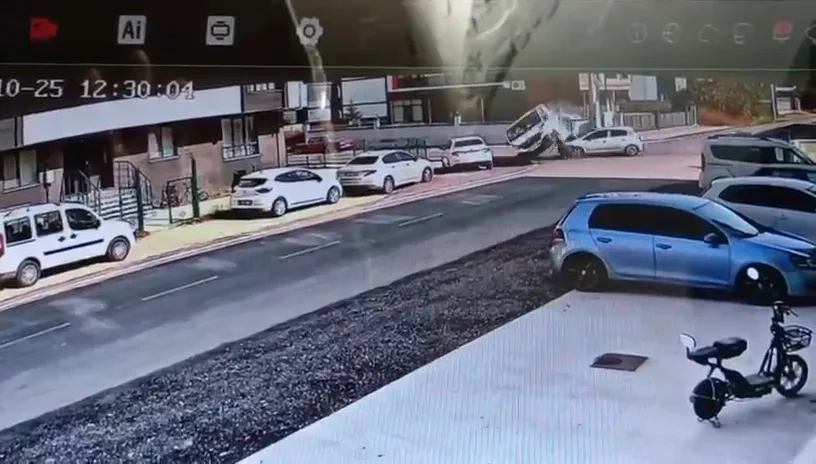 Otomobil ile minibüsün çarpıştığı kaza kamerada: 3 yaralı