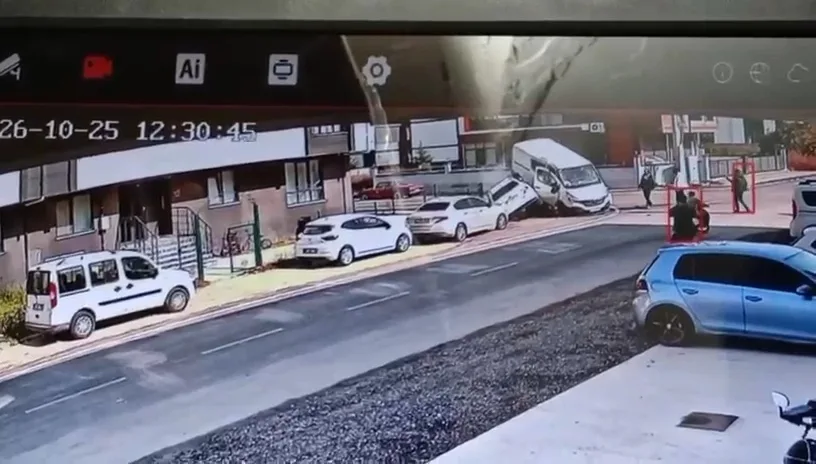 Otomobil ile minibüsün çarpıştığı kaza kamerada: 3 yaralı