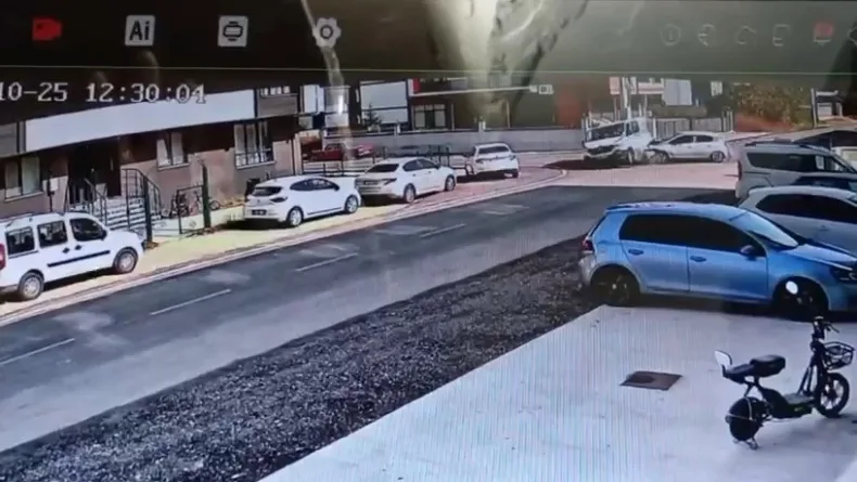 Otomobil ile minibüsün çarpıştığı kaza kamerada: 3 yaralı