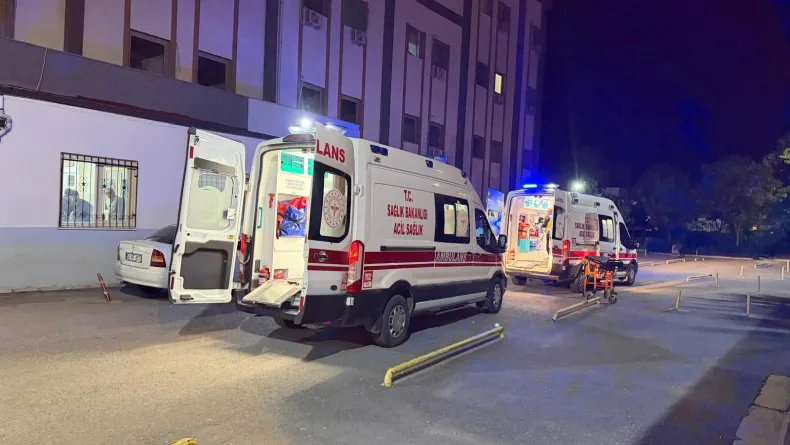 Otomobil ile motosiklet çarpıştı; 1'i ağır, 2 yaralı