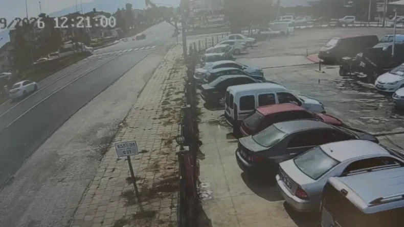 Otomobil ile motosikletin çarpıştığı kaza kamerada