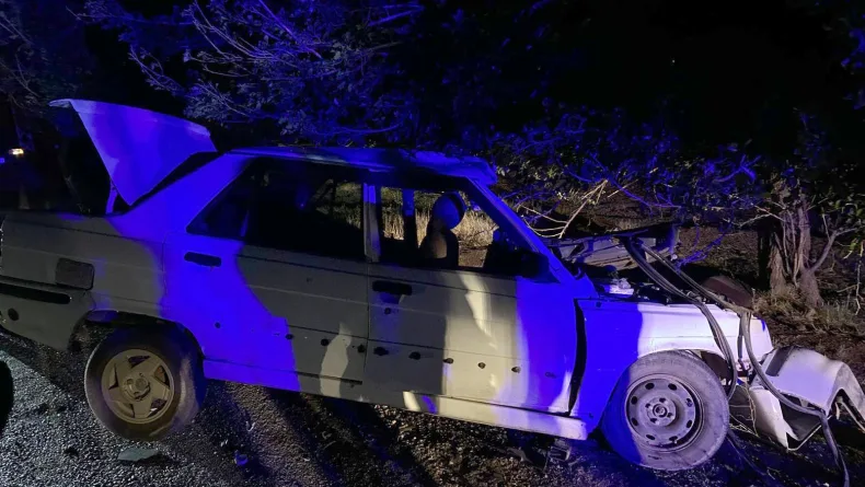 Otomobil ile tarım işçilerini taşıyan minibüs çarpıştı;1 ölü,7 yaralı