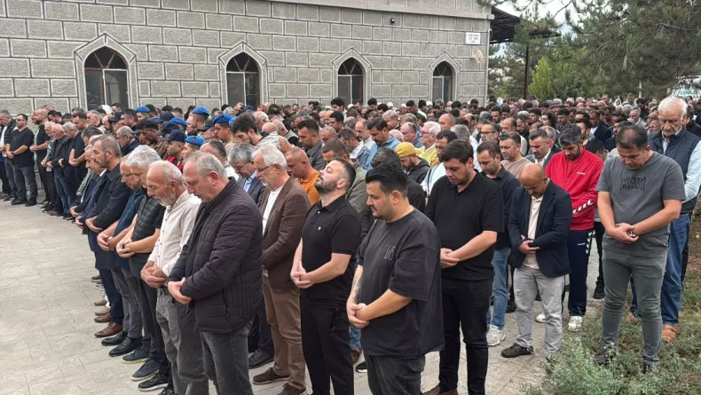 Otomobil istinat duvarına çarptı; müzik öğretmeni Cansu öldü, kayınpederi ve bebeği yaralı (2)