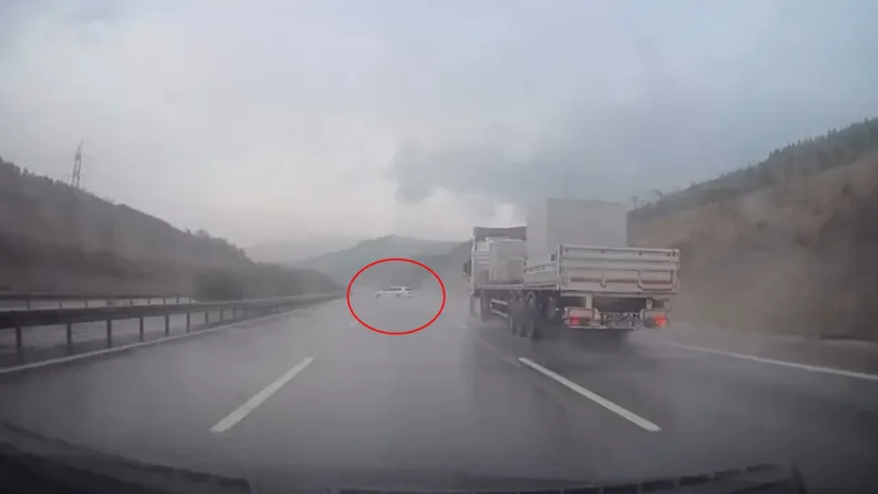 Otomobil kayganlaşan yolda bariyerlere çarptı