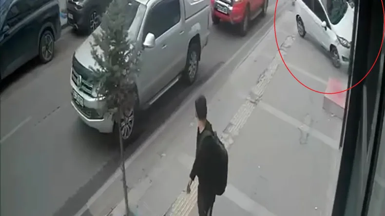 Otomobil, mobilya mağazasına çarptı