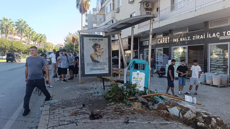 Otomobil önce yayaya ardından duraktaki karı kocaya çarptı; 3 yaralı