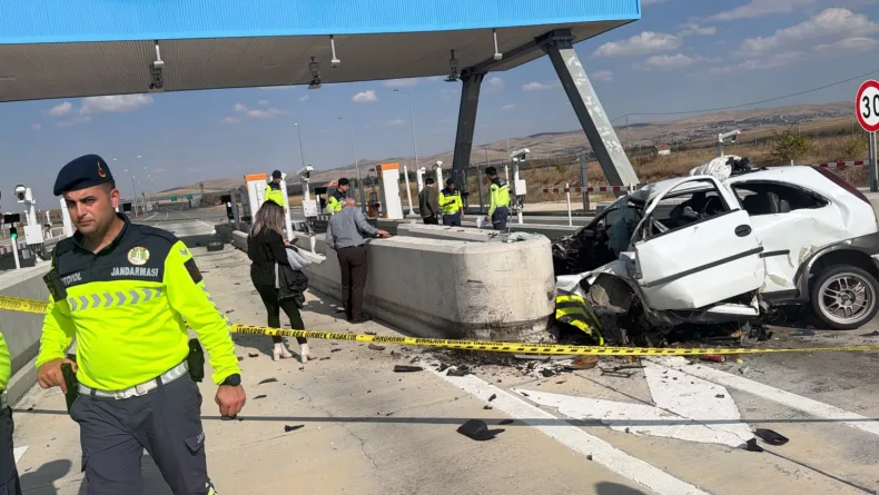 Otomobil, otoyol gişelerinin bariyerine çarptı: 1 ölü
