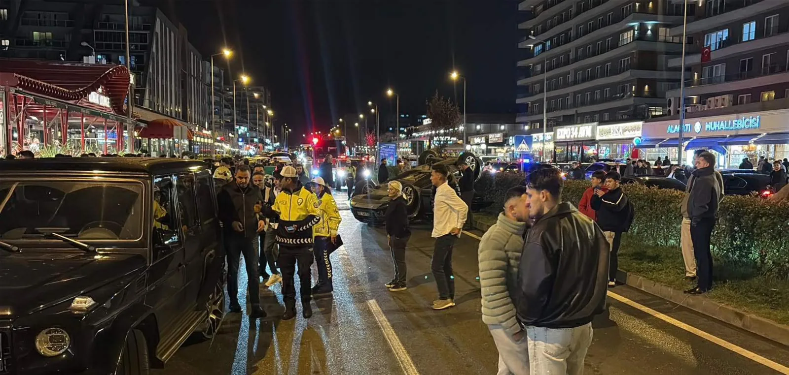 Otomobil, park halindeki araçlara çarpıp takla attı; 2 yaralı