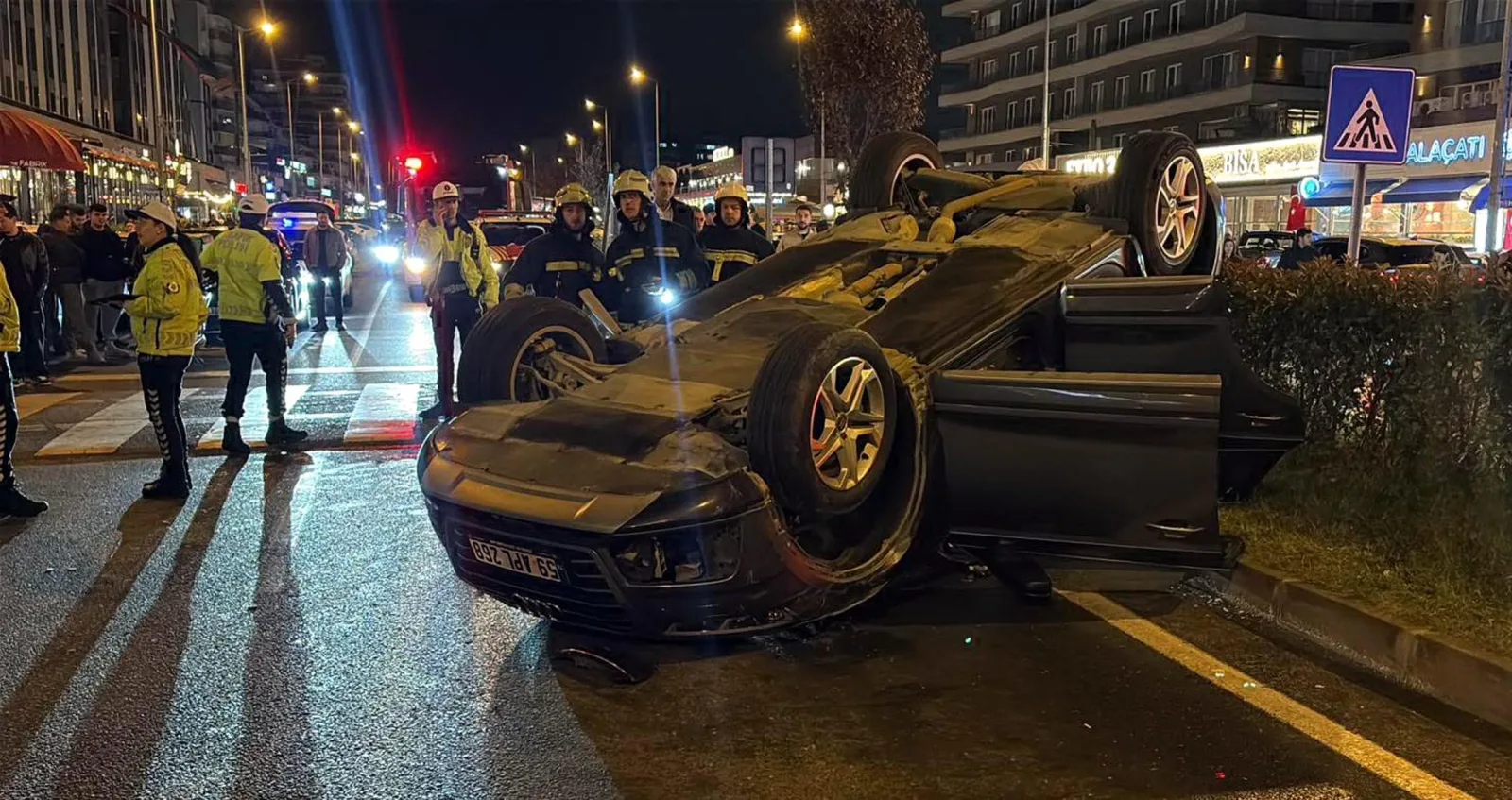 Otomobil, park halindeki araçlara çarpıp takla attı; 2 yaralı