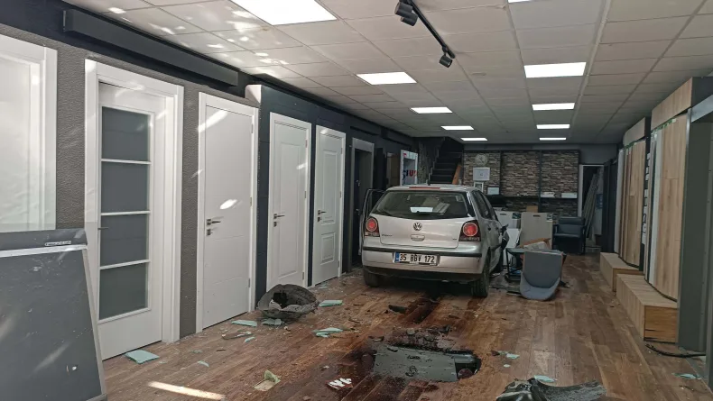 Otomobil, parke ve kapı satışı yapılan iş yerine daldı