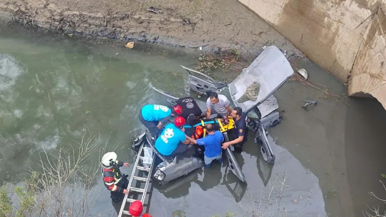 Otomobil, su tahliye kanalına uçtu: 2 yaralı