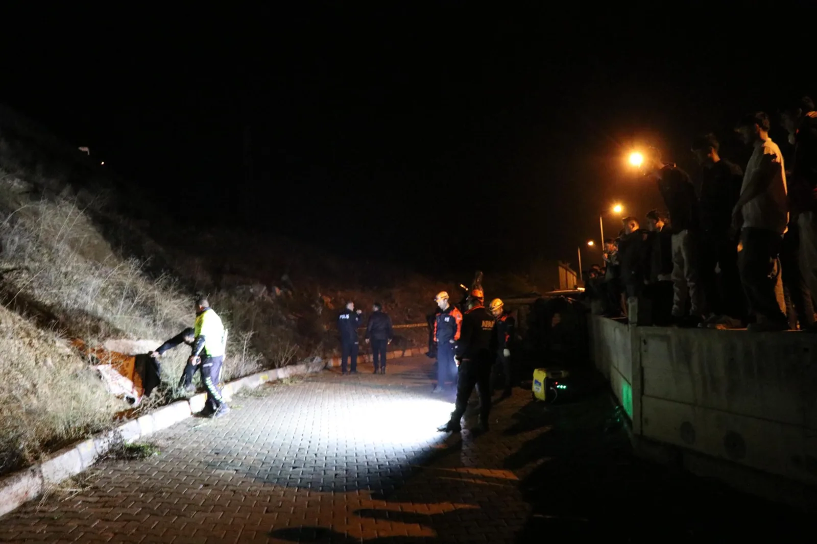 Otomobil uçuruma yuvarlandı: 1 ölü 3 yaralı