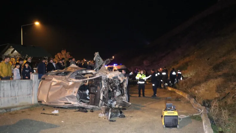Otomobil uçuruma yuvarlandı: 1 ölü 3 yaralı