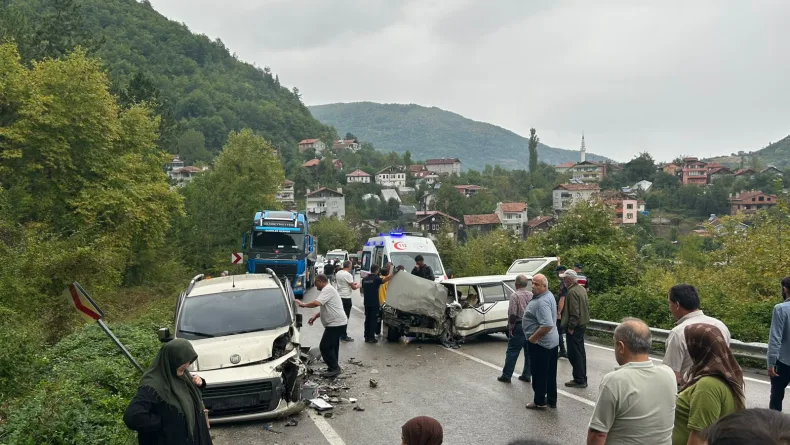 Otomobil ve hafif ticari araç çarpıştı: 1'i bebek, 7 yaralı