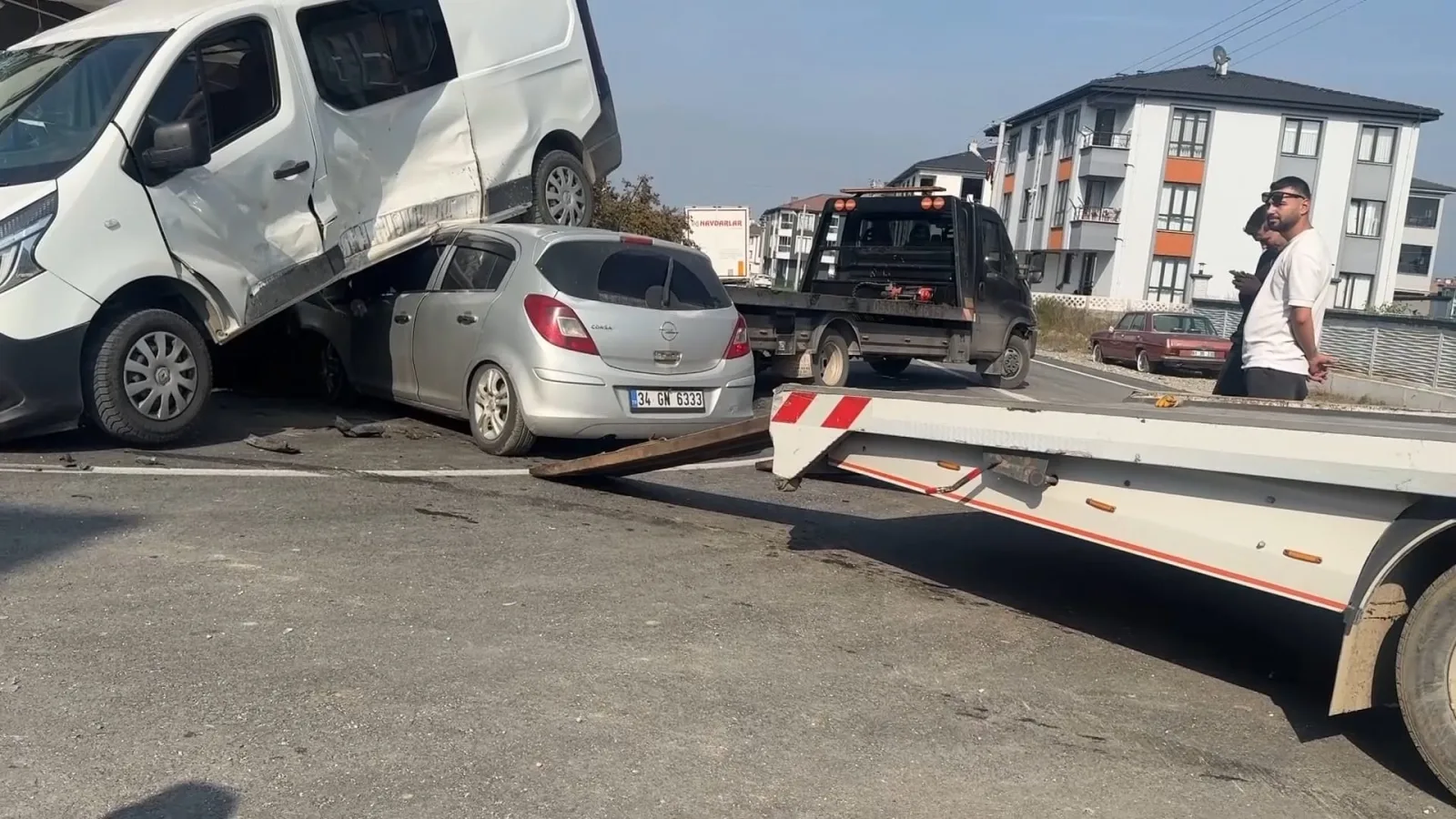 Otomobil ve minibüs çarpışıp savrulduktan sonra park halindeki araca çarptı: 3 yaralı