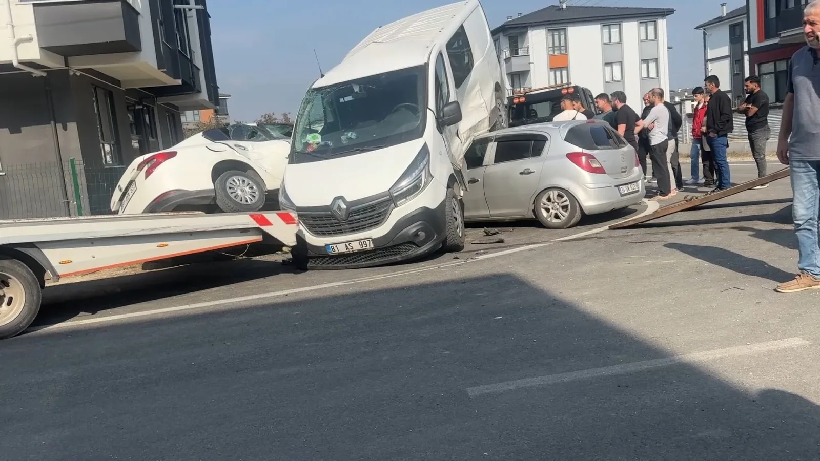Otomobil ve minibüs çarpışıp savrulduktan sonra park halindeki araca çarptı: 3 yaralı