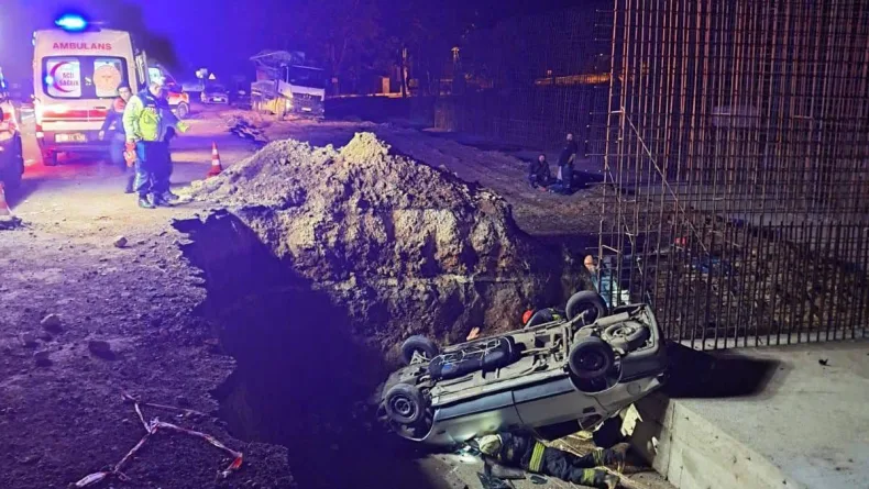 Otomobil, yol yapımı için kazılan çukura düştü; 1 ölü, 5 yaralı